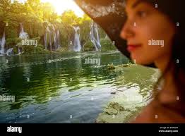 Frauen wasserfall -Fotos und -Bildmaterial in hoher Auflösung