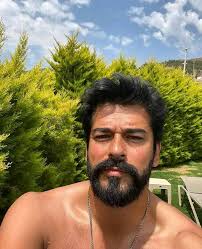 Abeg if you know you wan cut some people comot for your life by next  year.🙄🙄🙄🙄🙄🙄 I am selling scissors at affordable prices patronize me  pls 🤣🤣 🤣🤣😂😂😂