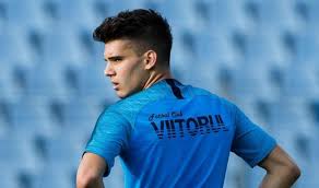 Mijlocașul de 19 ani a fost cedat definitiv de ac fiorentina la echipa patronată și antrenată de tatăl lui, de unde fusese cumpărat în vara lui 2016. Exclusiv Procentele Incasate De Viitorul Din Transferul Lui Ianis Hagi Rangers A FÄƒcut Acest Efort