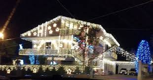 Le case sono illuminate, gli alberi di natale addobbati, e le donne di casa coccolano le famiglie con piatti speciali cucinati per loro. Roseto A Voltarrosto La Casa Delle Mille Luci Di Natale Ultime Notizie Cityrumors It News Ultima Ora