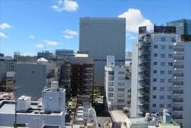 新宿3丁目オフィススタジオ 髙商スタジオ 新宿三丁目駅から徒歩1分 ビルの最上階にあるオフィススタジオ オフィススタジオは10fにあり その上の屋上も使用可能になっております デスクや椅子はもちろん 電話やパソコンなど オフィスシーンに必要な家具や小物