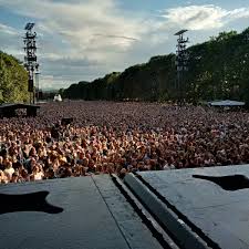 Velkommen til en møteplass for juletradisjoner og uforglemmelige minner med magi og spenning! Bruce Springsteen On Twitter Showtime At Therivertour In Oslo Playing Meet Me In The City