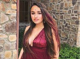He is a member of a transgender community. Jazz Jennings Grosse Gewicht Korpermasse Augenfarbe