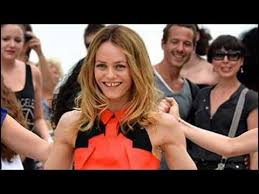 On en fait beaucoup, se pencher, tordre son cou pour voir l'infortune, à quoi nos vies se résument, pour voir tout l'orgueil, toutes les guerres avec les deuils, la mort, la beauté, les chansons d'été, les rêves. Voir Regarder Sous Les Jupes Des Filles Film Complet Youtube En Entier Vf Gratuit Vanessa Paradis Audrey Dana Actrice