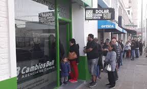 Cambio de divisas movimientos de dinero transferencias de dinero pago de impuestos. Largas Colas En La Casa De Cambio De La Ciudad