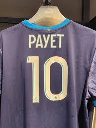 De couleur bleu, il revendique un aspect vintage symbolisé par trois éléments : De Nouveaux Flocages Pour Les Maillots 2020 2021 De L Om