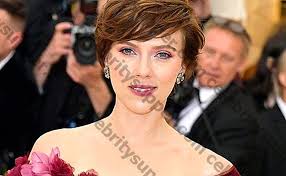 Black widow star scarlett johansson is suing disney, claiming that her contract was breached when the mouse house released the superhero flick on its disney+ streaming service at the same time it hit. Scarlett Johansson Vermogen Einkommensquellen Vermerke Vermogen Steuern Wohltatigkeit Alter Grosse Biografie Juli 2021