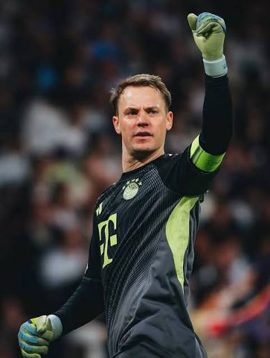 Bayern de Munique deseja estender o contrato do goleiro Manuel Neuer, de 40 anos, at&eacute; junho de 2027. Internamente, cresce um otimismo cauteloso de que o jogador renovar&aacute; seu v&iacute;nculo. No entanto,