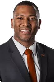 Lady Owls honor seniors with sweep of UBC