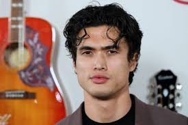 Charles Melton: los problemas de identidad del actor de Riverdale