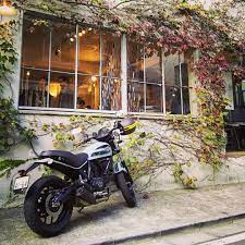 青山のとあるギャラリーへかなり仕事モード 帰りにdeusでランチ物色したかったけどバイク停めるスペースが空いてなく撤収 scramblerducati sixty2 moped motorcycle vehicles