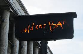 These days, it hosts a plethora of multidisciplinary exhibitions by internationally renowned artists, and its summer parties on the goldene bar's terrace are always. Die Goldene Bar Munchen Im Haus Der Kunst Bar Tagescafe