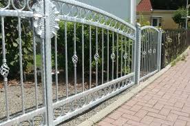 Ein Feuerverzinkter Zaun Kann Durch Seine Schonheit Bestechen Ein Gehammerter Rahmen Lasst Diese Tor Sehr Massiv Erscheinen Outdoor Decor Gate Design Outdoor