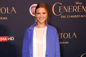 Con la sua faccia pulita se ne va a spasso per l'italia su un pullmino rosso ogni estate ha il suo fenomeno di marketing. Chi E Fiammetta Cicogna Presentatrice E Modella Vita Privata