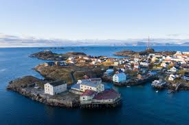 It is located on several small islands off the southern coast of the village is located about 20 kilometres southwest of the town of svolvær. Okt Besok I Henningsvaer Riksantikvaren