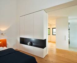 Dieser Kleiderschrank Zwischen Schlaf Und Ankleidezimmer Ist Weiss Lackiert Und Besitzt Eine Nische Aus Schwarzem Stahlble Mobeldesign Ankleide Ankleide Zimmer