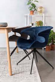 blauwe fluwelen eetkamerstoel met een retro design stoelen eetkamerstoelen stofferen stoel