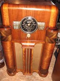 Knowing which brands manufactured radios during this period. Zenith 7 S 363 Console 1939 Sold At The Radio Attic Item Number 0380359 Antique Radio Old Radios Vintage Radio