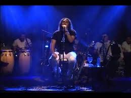 Mais sacrifício, de apuro no cantar e compor, na condução da afinadíssima banda que lidera hoje. O Mundo De Joelhos Vicente Nery Letras Com