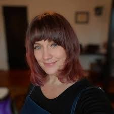 Liz Toms's Instagram, Twitter & Facebook