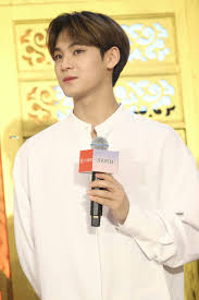 Yellow pants name demi lee ke qing 李可晴, long time i notice her before they form this group then now the group no more as usual in malaysia lol. 190216 Seventeen X The Saem Fansign Malaysia Mingyu Seventeen Seventeen Mingyu