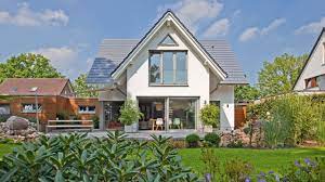 Sie führen über mehrere mittlere objekte mit 15 bis 60 einheiten hin zu größeren häusern mit über 100 wohnungen. Massiver Hausbau Baumeister Haus