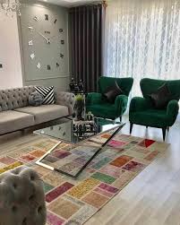Modern Tarza Farkli Dokunuslarin Katildigi Bu Salon Sakin Ve Cesur Ev Gezmesi Oturma Odasi Dekorasyonu Oturma Odasi Tasarimlari Oturma Odasi Takimlari
