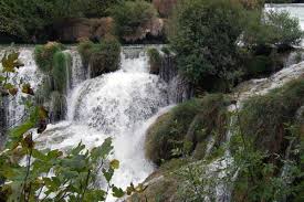 Situated along the krka river, the park's beautiful waterfalls help attract so many visitors that a limit of 10,000 visitors at a time has been introduced at the famous skradinski buk waterfall. Krka Nationalpark