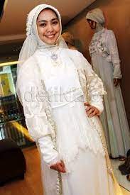 Ricis sendiri ketika ayahnya meninggal dunia sedang berada di flores untuk syuting dan sempat kesulitan memberikan kabar karena tidak adanya sinyal. Alasan Oki Setiana Dewi Terima Lamaran Ory Vitrio