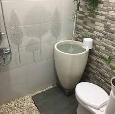 Inspirasi desain kamar mandi sederhana yang ketiga adalah penggunaan shower box ramping dengan partisi kaca. 5 Rekomendasi Model Kamar Mandi Dan Wc Sederhana Bang Izal Toy