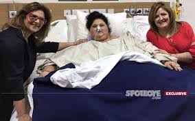 On monday, the actor shared a video of his mother pinky roshan who can be seen grooving to his song jugraafiya from super 30. Hrithik Roshan S Mom Pinky Roshan Meets World S Heaviest Woman