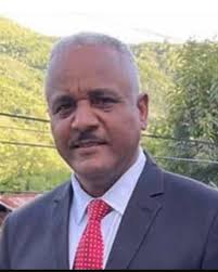 Nombran tres nuevos directores de distritos educativos en Santiago  Santiago.- Mediante la orden departamental número 43/2024, el ministro de  Educación Ángel Hernández, nombró a la maestra Rosa D'Aza al frente del  Distrito