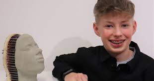Elias holte mit Kopf-Skulptur einen von 15 Preisen bei Young at Art