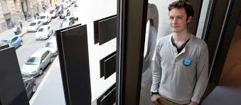 Békés gáspár a magyar nemzetnek azzal védekezett, hogy magánszemélyként nem kötelessége magyaráznia a kép megosztását, és a mém művészeti alkotásként értelmezendő. Itthon Forro Tavasz Egyre Komolyabb Tiltakozast Igernek A Ceu Diakjai Hvg Hu