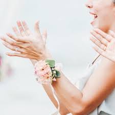 Ein Blumenarmband Statt Strauss Fur Die Trauzeugin Wir Lieben Diese Idee Du Hast Immer Die Hand Trauzeugin Armband Blumen Trauzeugin Blumen Hochzeit