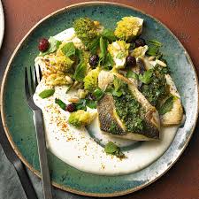 Wolfsbarsch Mit Salsa Verde Und Romanesco Salat Rezept Wolfsbarsch Lebensmittel Essen Salsa Verde