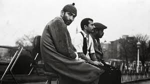 Güney'in bir süre yattığı i̇mralı cezaevi günleri ise ilk kez gün ışığına çıktı. Yilmaz Guney Sinemasina Ne Kadar Hakimsiniz Akil Fikir Muessesesi