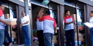 Cara cek ongkir jne adalah dengan memilih provinsi asal, kota asal, provinsi tujuan, kota tujuan, dan memasukkan berat barang anda kedalam kotak di atas lalu klik tombol cek ongkir. Video Kontroversial Heboh Kurir Lempar Lempar Paket Kiriman Begini Penjelasan Jne