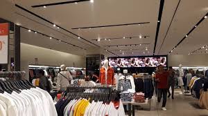 Gerai Zara Di Pondok Indah Mal Tawarkan Diskon Pakaian Pria Yuk Intip Tribun Jakarta