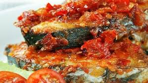 Sajikan masakan sedap dari kepala ikan kakap ini dalam hidangan menu meja makan keluarga kemudian tambahkan masakan di atas dengan kepala ikan kakap yang sudah dibersihkan tadi. Resep Spesial Membuat Masakan Ikan Tenggiri Balado Pedas Selerasa Com