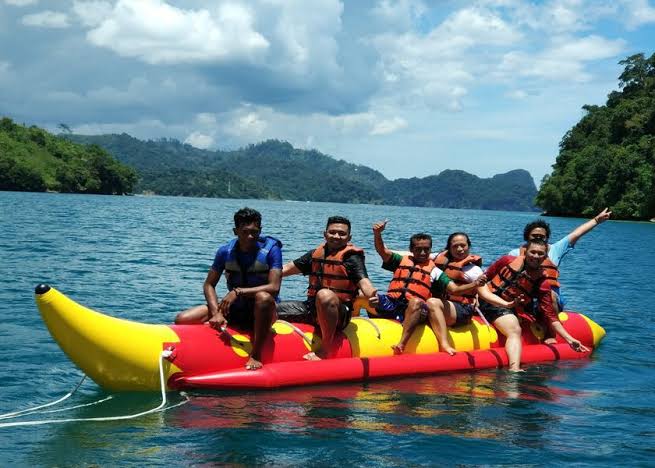 Pantai Tiga Warna Malang, Pesona Gradasi dan Snorkeling Seru