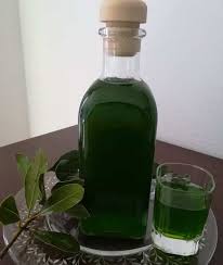 Sono tre aggettivi che si addicono particolarmente al liquore al basilico. Pin Su Liquori