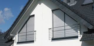 Trapezfenster gelten wie dreiecksfenster oder rundfenster zu den fenster sonderformen und zeichnen sich durch die individuelle gestaltung aus. Schragverschattung Rolladen Und Jalousien Fur Schrage Fenster