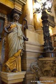 L Une Des Cariatides Qui Observent L Entree Des Spectateurs Grand Escalier Monuments Monument