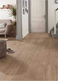 un carrelage a l aspect parquet naturel pour un interieur chaleureux et authentique castorama inspiration de carrelage carrelage sol carrelage aspect bois