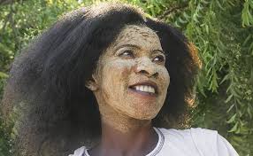 À luz de velas e querosene, povoado de Madagascar espera energia elétrica  há 20 anos