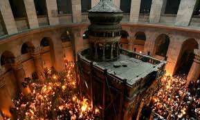 Sfnta lumina de la ierusalim. Miracolul De La Ierusalim Lumina SfantÄ S A Pogorat In Sfantul Mormant Al Lui Iisus Imagini EmoÅ£ionante Cu Focul Sfant Care Nu Arde Video Live