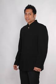 Padukan juga dengan hijab jika kamu ingin tampil bergaya muslim. Model Jas Ini Mempunyai Dua Model Mempunya Model Kerah Yang Memberikan Kesan Kemeja Resmi Dan Tanpa Kerah Yang Memberikan Kesan Model Shan Jas Pria Kerah Pria