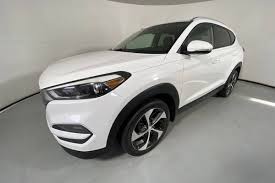 The 2016 hyundai tucson is an amazing compact suv for someone looking for a powerful engine and a long list of safety features. Used 2016 Hyundai Tucson Suv Review Edmunds