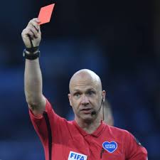 Leg de rode kaart helemaal onderop het kaartspel. Premier League Spelers Riskeren Rode Kaart Bij Opzettelijk Hoesten Nos